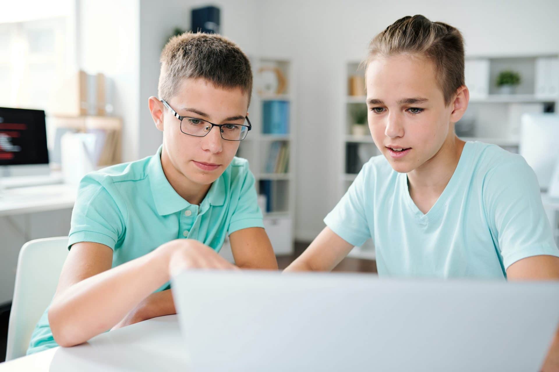 Students learning through online platform