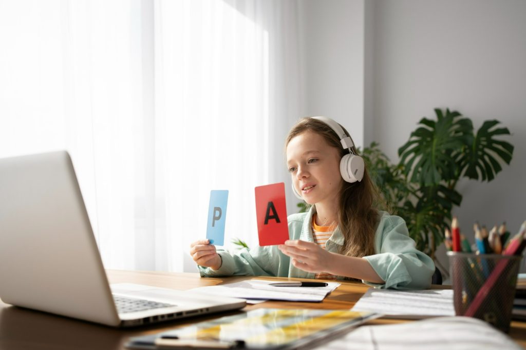 Aluno da escola on-line jogando jogo de palavras em sala de aula