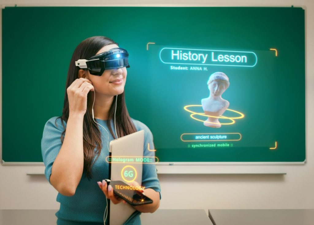 Étudiant utilisant un outil de réalité augmentée pour ses cours d'histoire | La réalité augmentée dans l'éducation 
